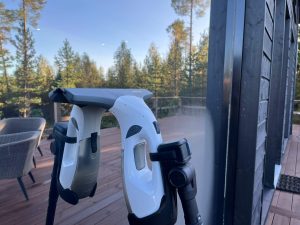 Ikkunanpesu ikkunanpesurilla ylhäältä alas, jotta lasiin ei jää raitoja